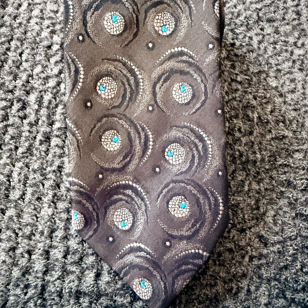Envy dark Gray w/Blue accents. Looks like dragon eyes, house of dragon. GOT,